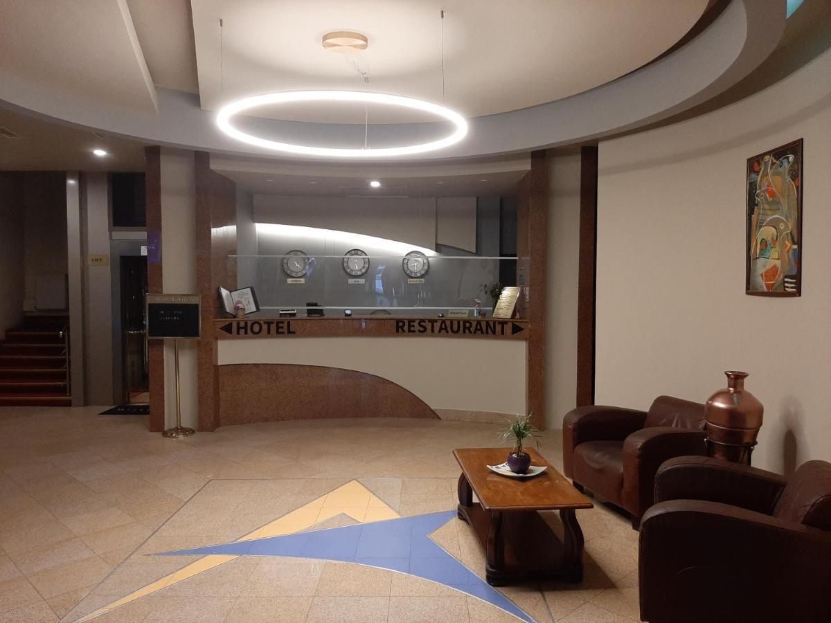 โรงแรมแอสทอเรีย ยาช ภายนอก รูปภาพ